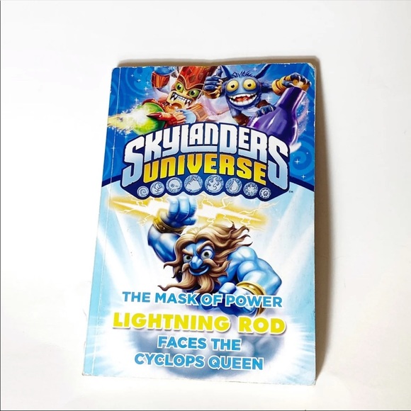 Skylanders Universe | Paper Back Book - Picture 1 of 7